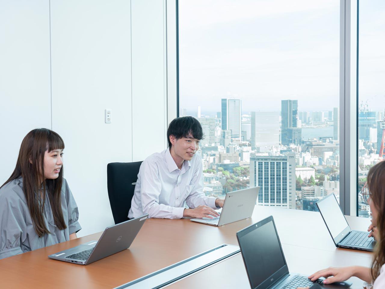 住友不動産六本木グランドタワー33階からは東京タワーと富士山を見ることができます。