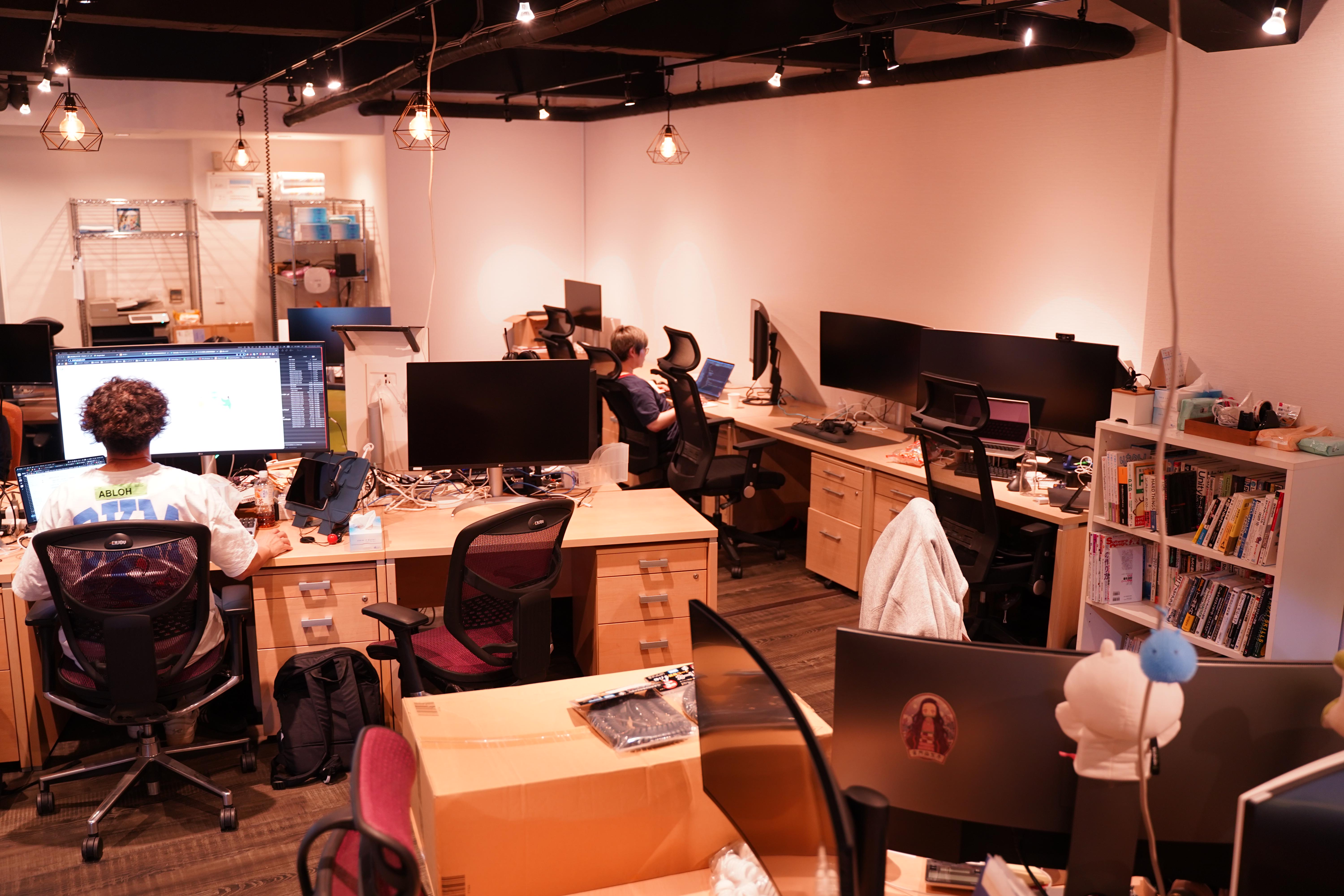 広い机に大きなディスプレイを配置し、音楽を聴きながら開発実装する事も可能な環境です。