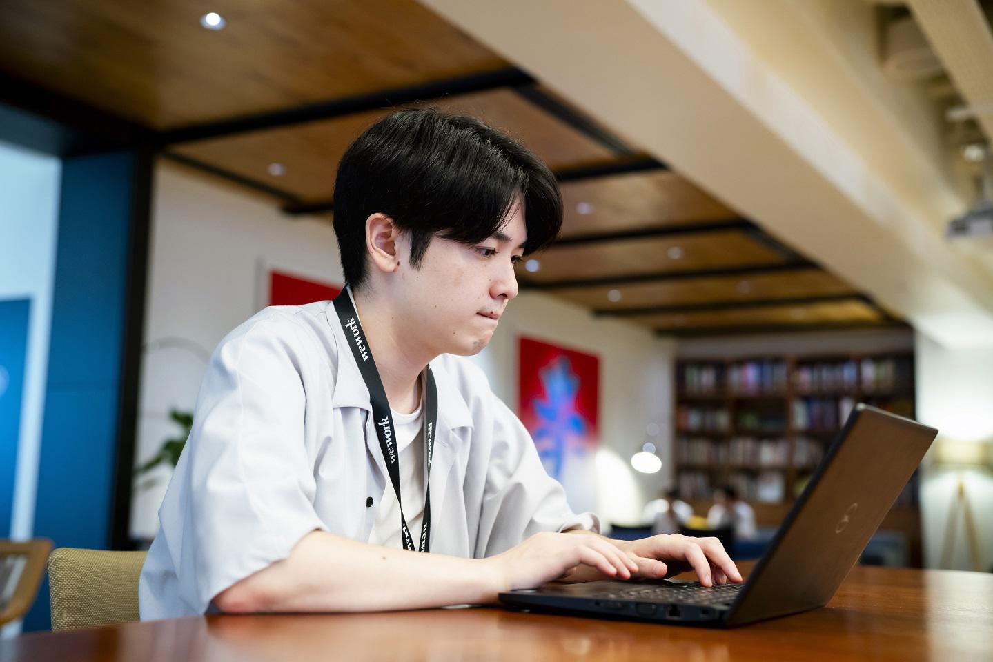 占有オフィスとは別に共有スペースがあり、各自のタイミングで場所を変えて業務を行っています。