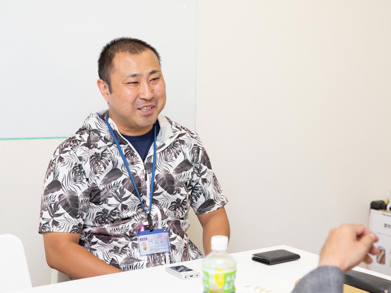 年1回の自己評価と会社査定で、翌年の年収を決める評価制度を取り入れた。