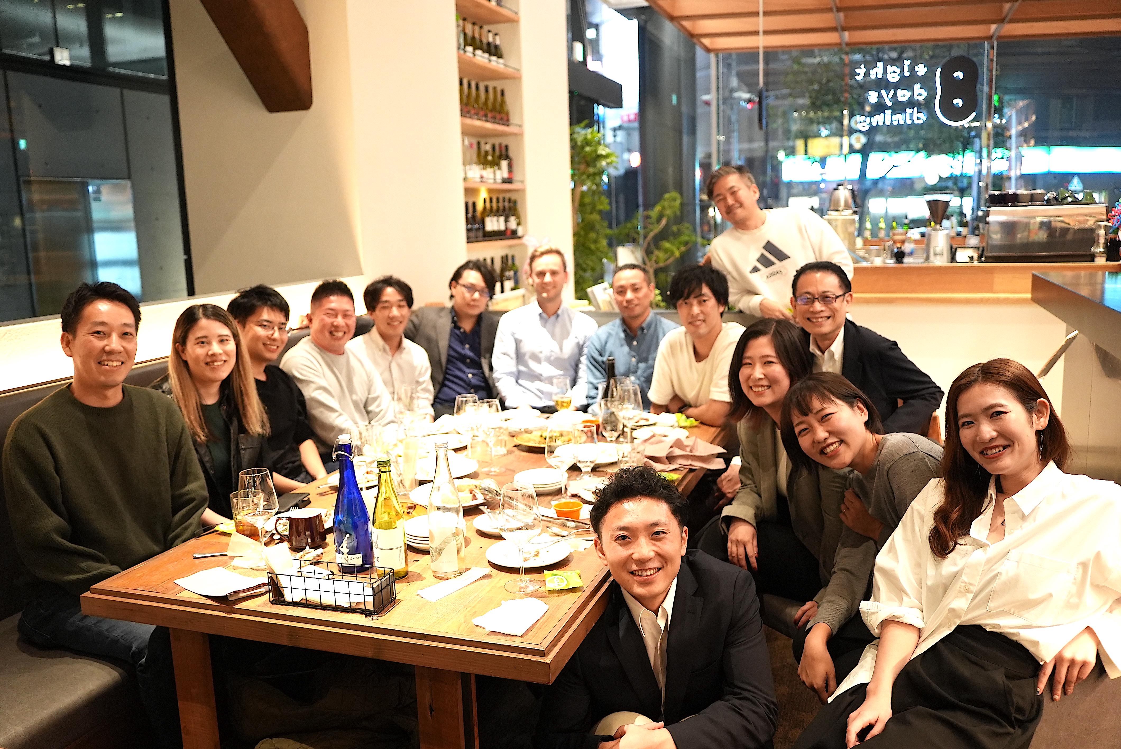 月に1回、メンバーのバックグラウンドを知る機会を作っています。
業務では普段話をすることがないメンバーもいるでしょうし、生い立ちから趣味、これまでのキャリアなど共有しています。
業務でのコミュニケーションがメインですので、趣味や志向性などお互い情報をシェアするようにしております。