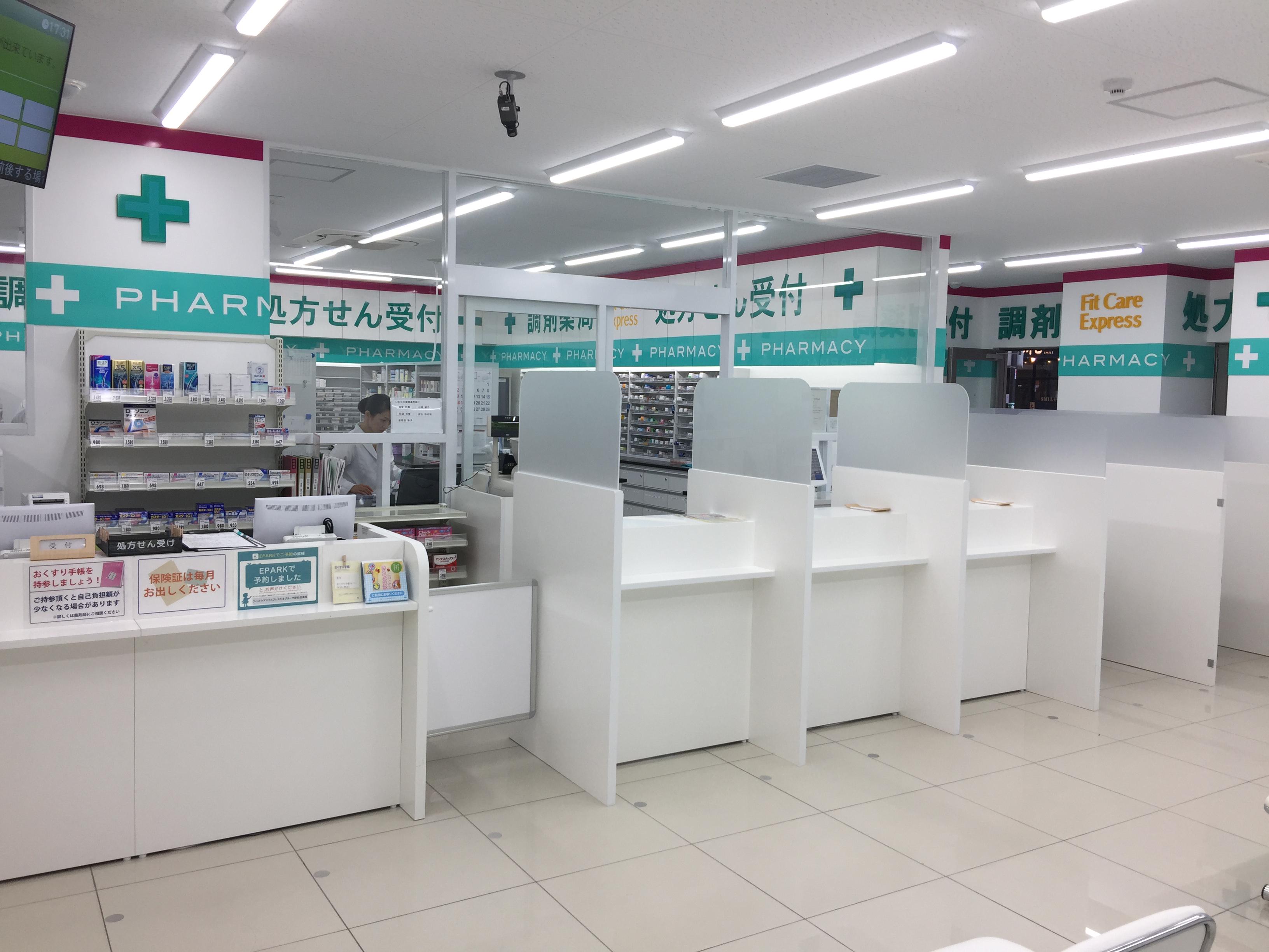 一般的なドラッグストアに比べて広い売り場面積を生かし、アメリカのドラッグストアを見習った調剤薬局も併設運営しています。地域顧客の心身ケアにも力を入れています。
