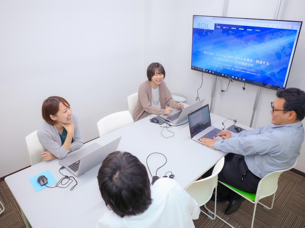 プロジェクトごとのミーティングはオンライン・対面型など案件により様々です。