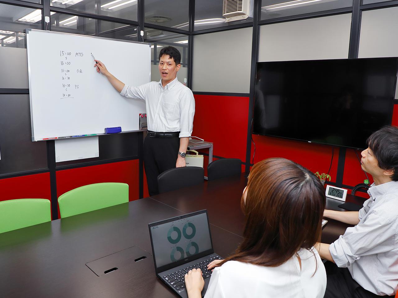 若手エンジニアは先輩社員から直接OJTを受けてスキルアップしていきます。