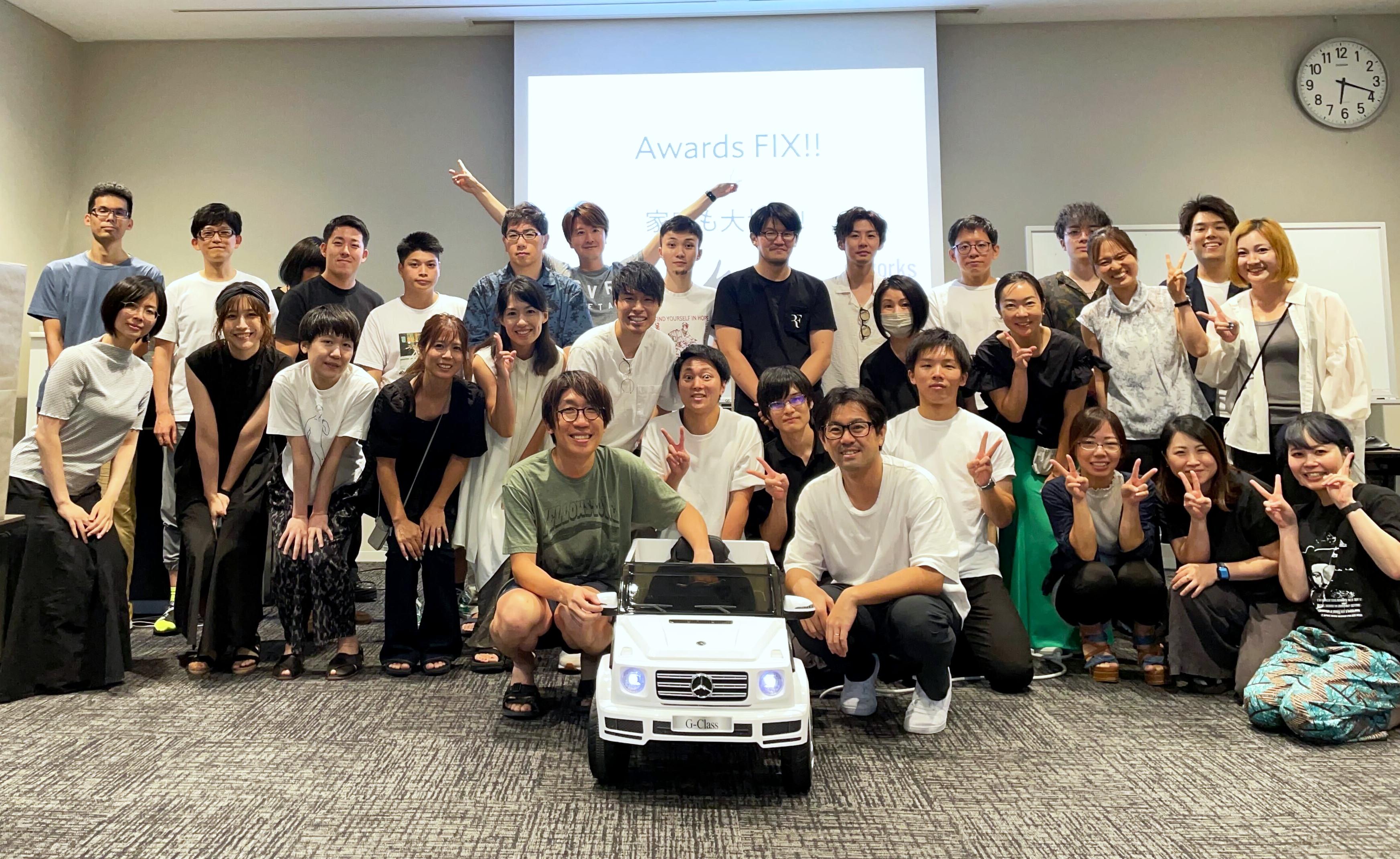 社員総会後、パパになった社長へ社員からサプライズプレゼント