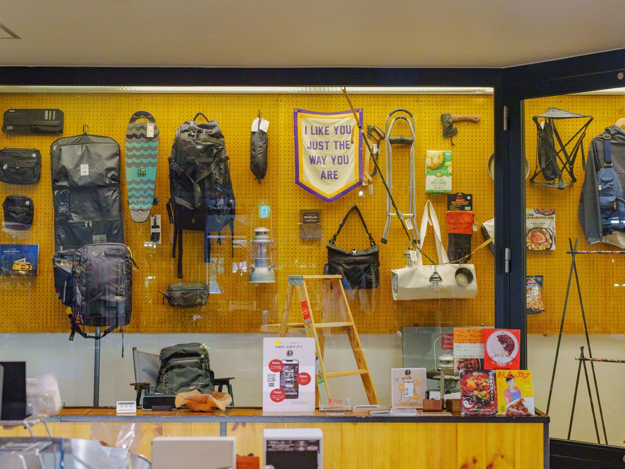 兵庫県三田市にある本社の1階フロアにてアウトドアショップを運営。