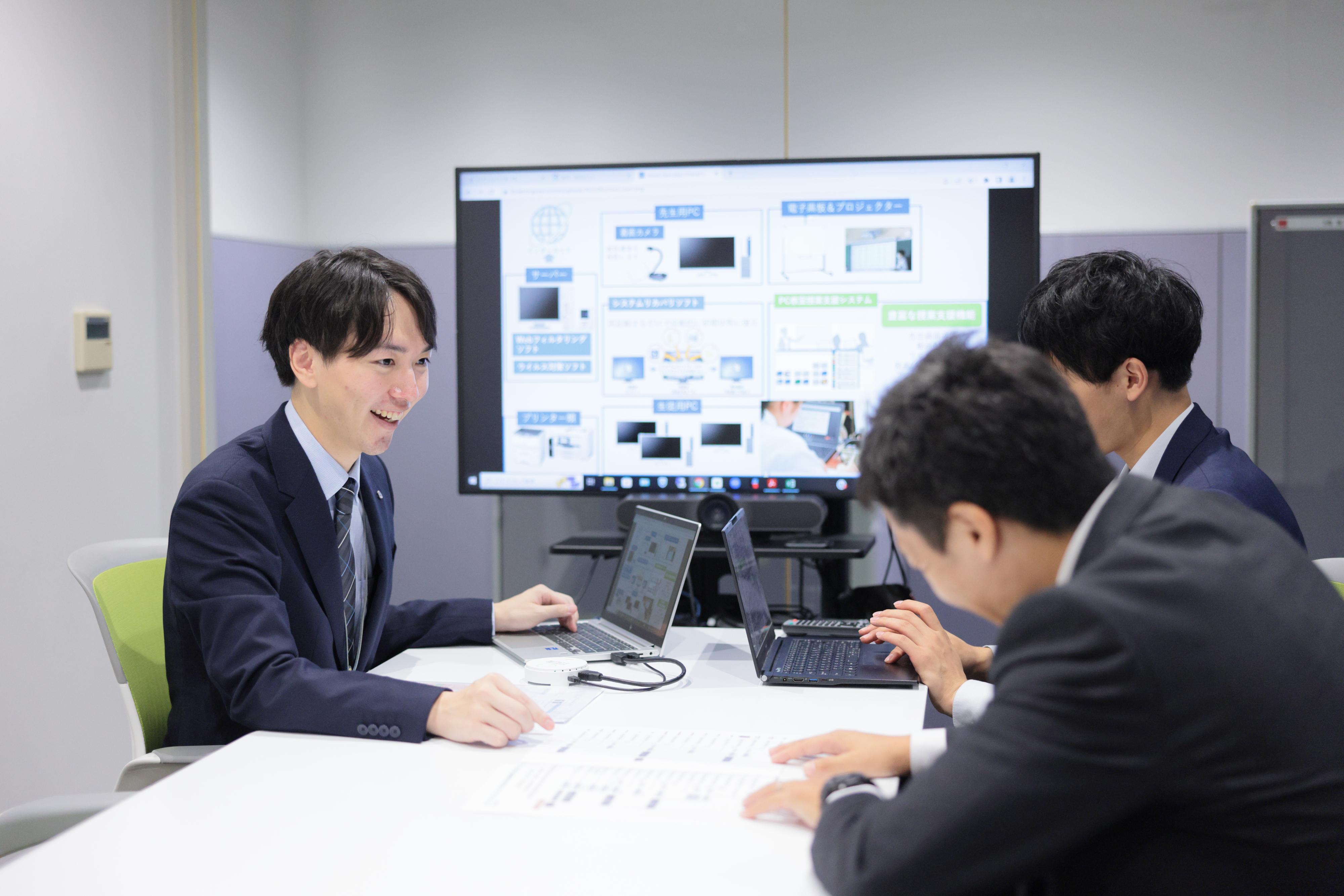 製造業界や医療分野をはじめ、各種システムを開発・提供している。