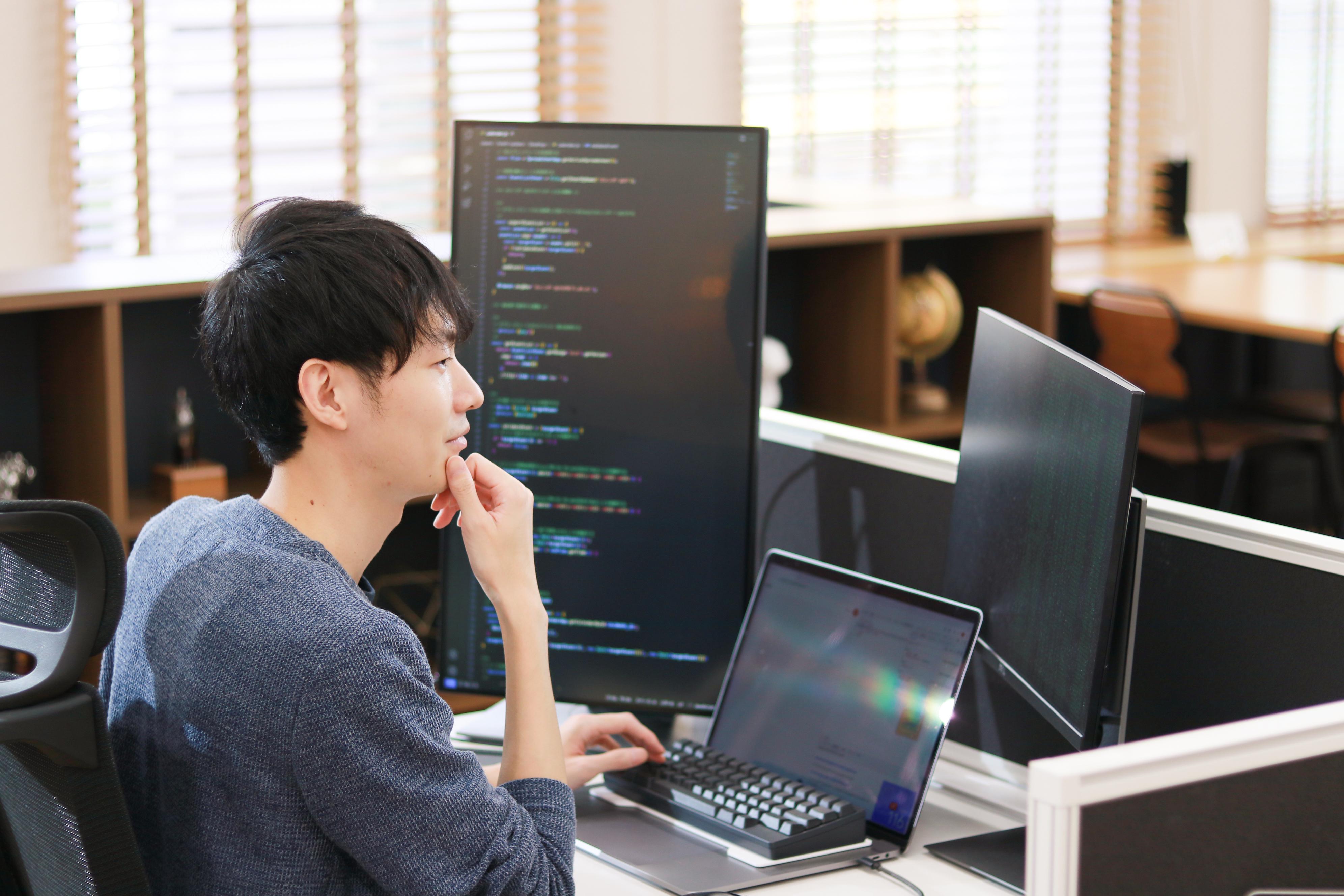 PCは希望に応じてデュアルモニターやMac/Windowsを選べる。