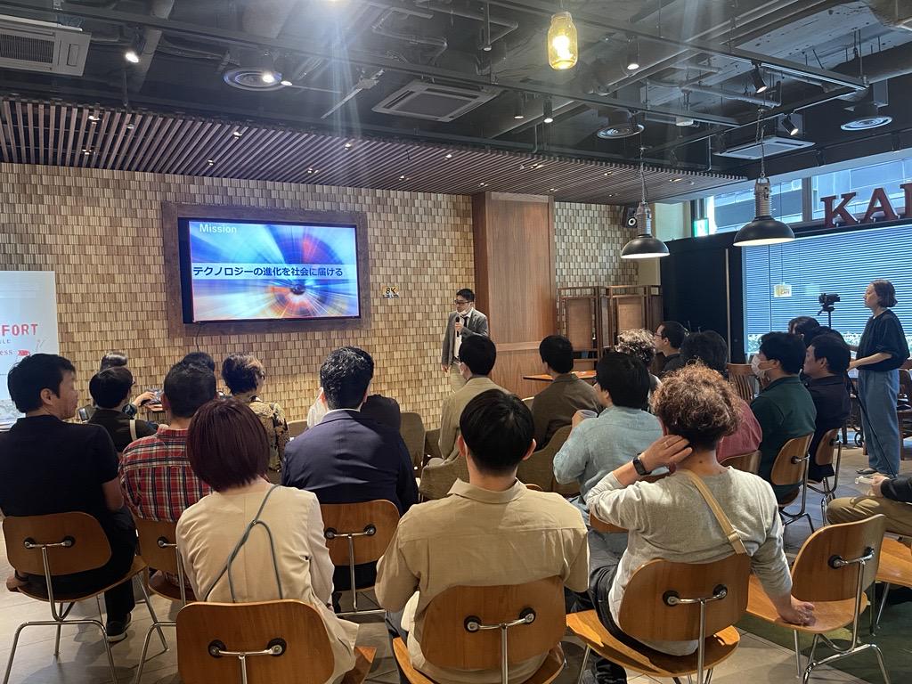 社員が勉強会を開催しています。