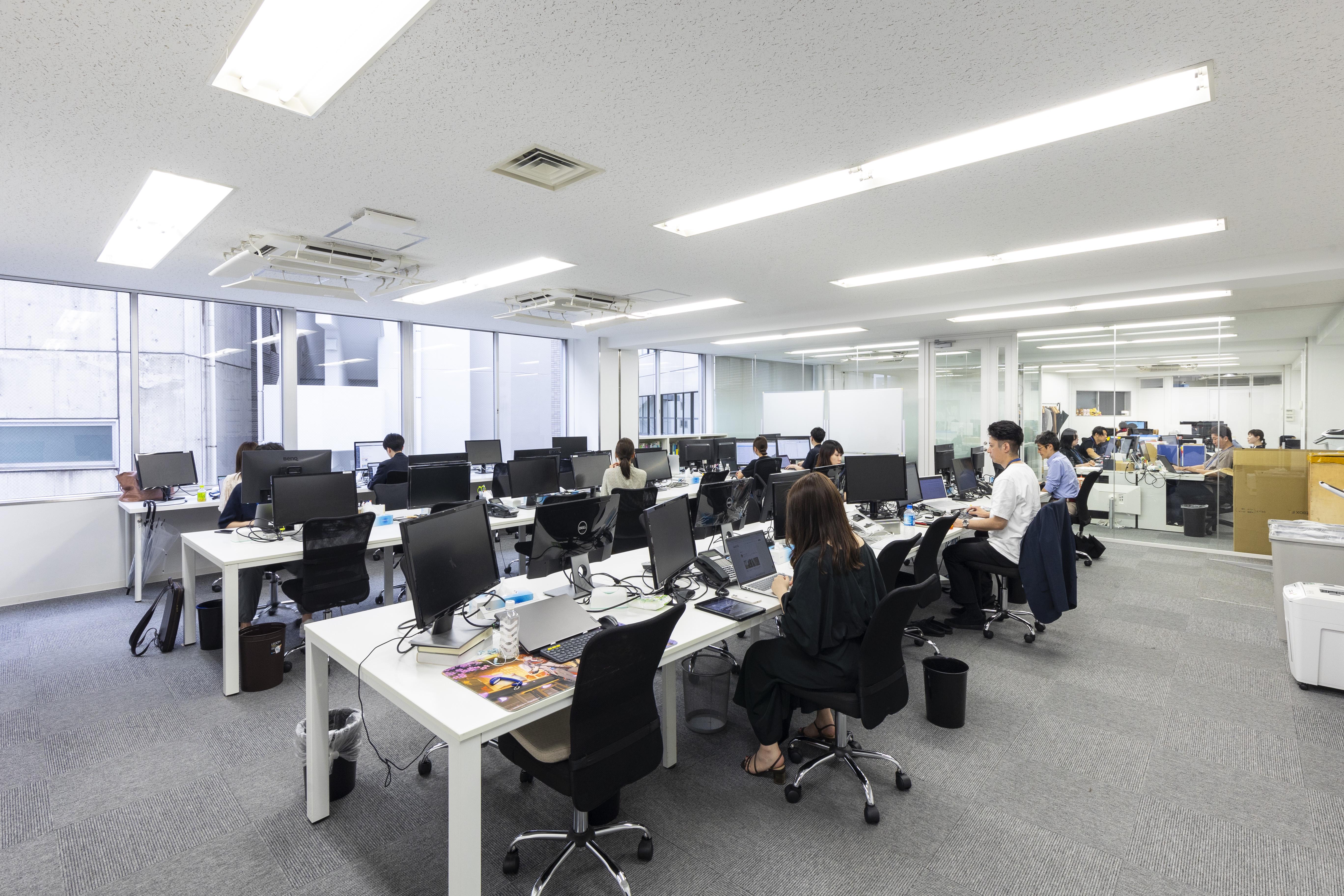 比較的若い社員が多いフラットな雰囲気。社長や事業部長との距離が近く、良い意見は立場を問わず採用される。