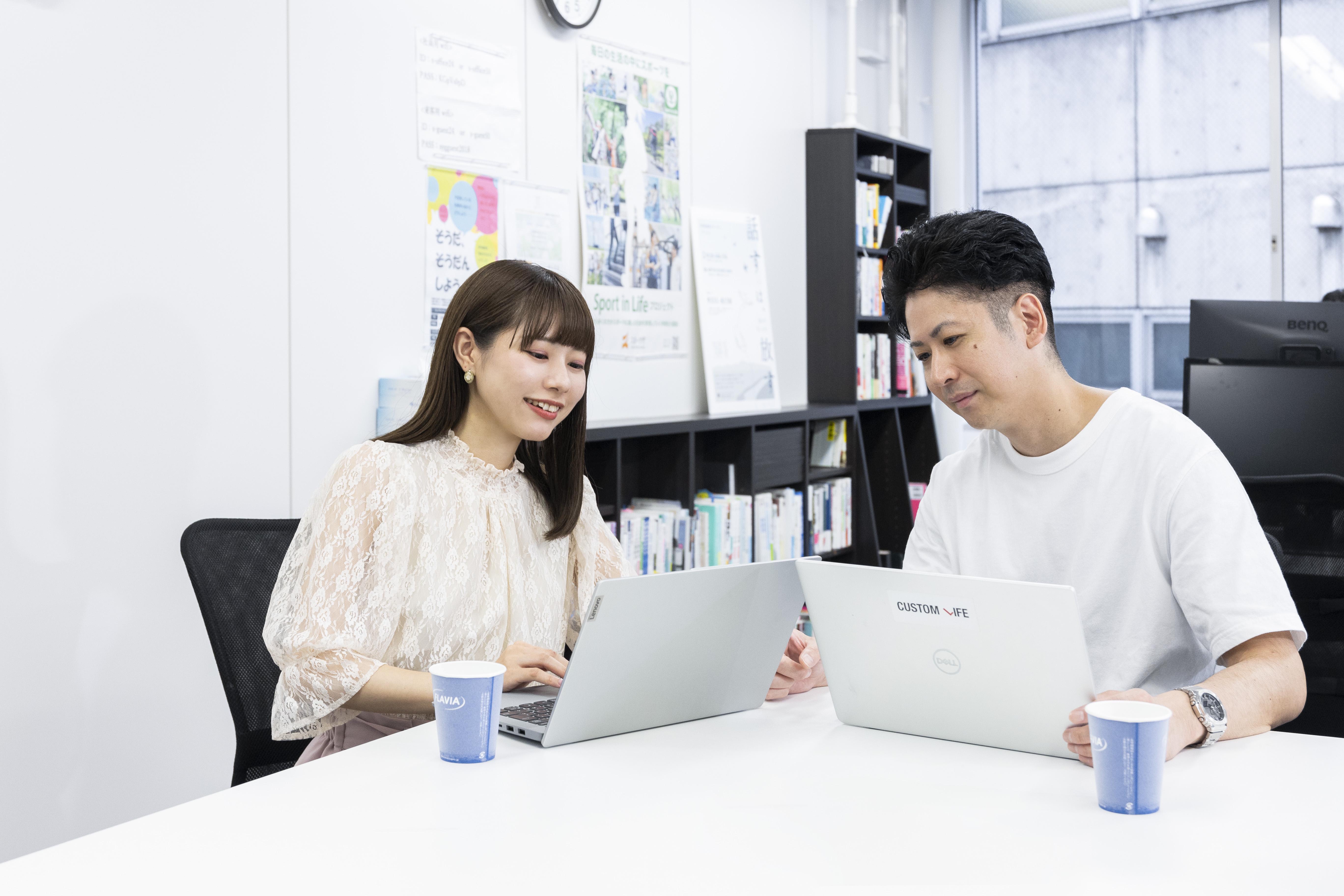 寄り添うのはユーザーだけでなく、一緒に働く仲間に対しても同様。それぞれが相手の状況や要求を把握し、求められていることは何か考えながら業務を進めている。