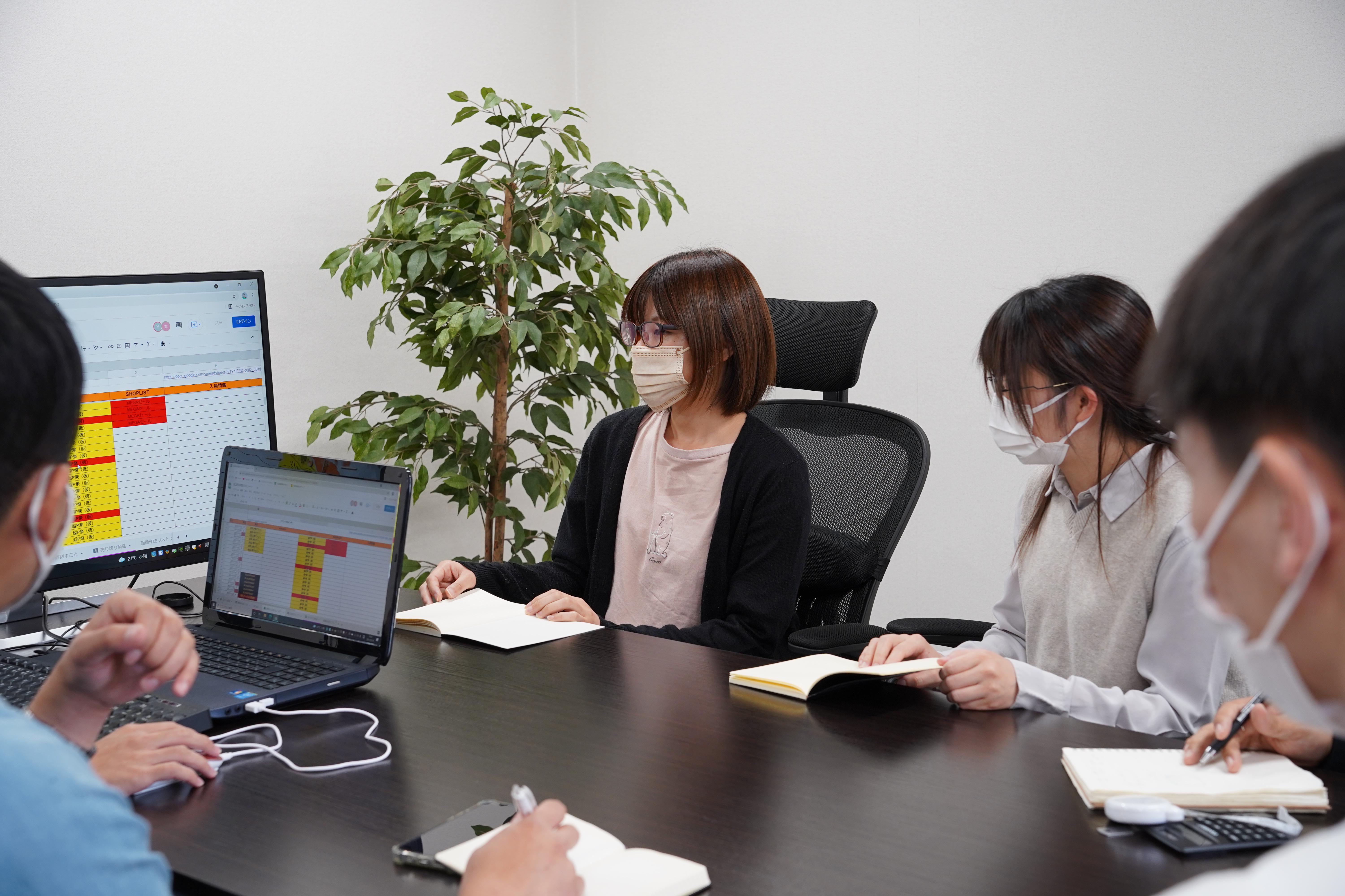 モール運営担当者が集まり、商品改善ミーティングを行います。