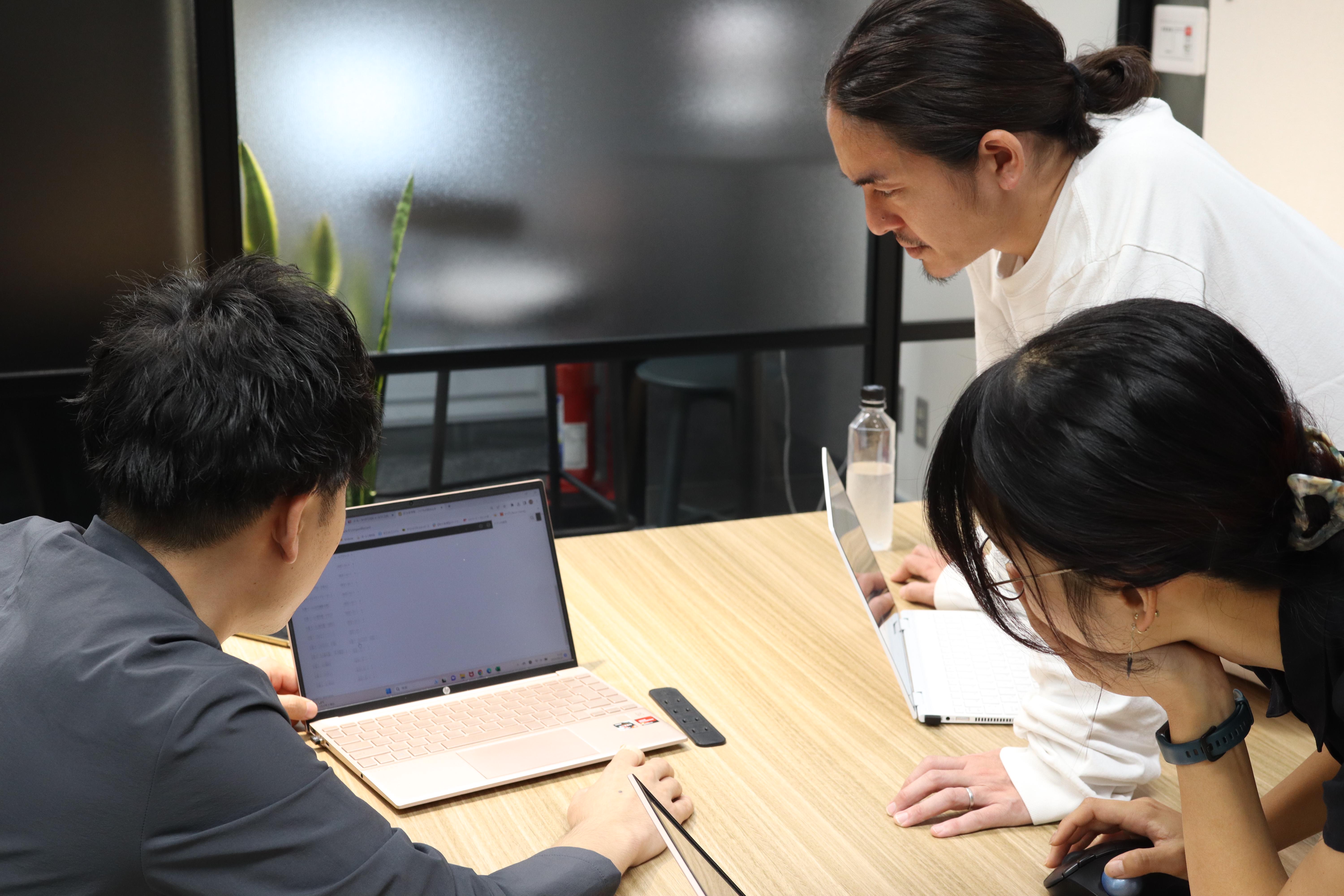 メンバーがやりたいことを自由に決め、責任持って運営するボトムアップ型で、「“デスクワーク”と“フィールドワーク”の両方を磨き上げる」というマネジメントポリシーは特徴的。