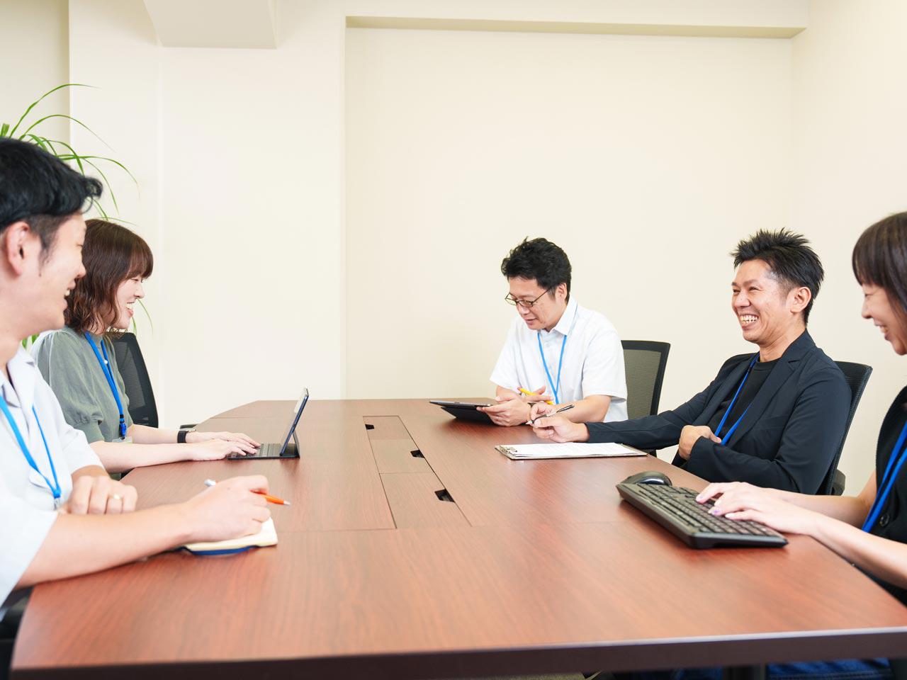 同社の魅力は労働環境の良さである。年間休日数は125日と大手上場企業並みだ。システム化を推進し始めてからは離職率も激減しているという。