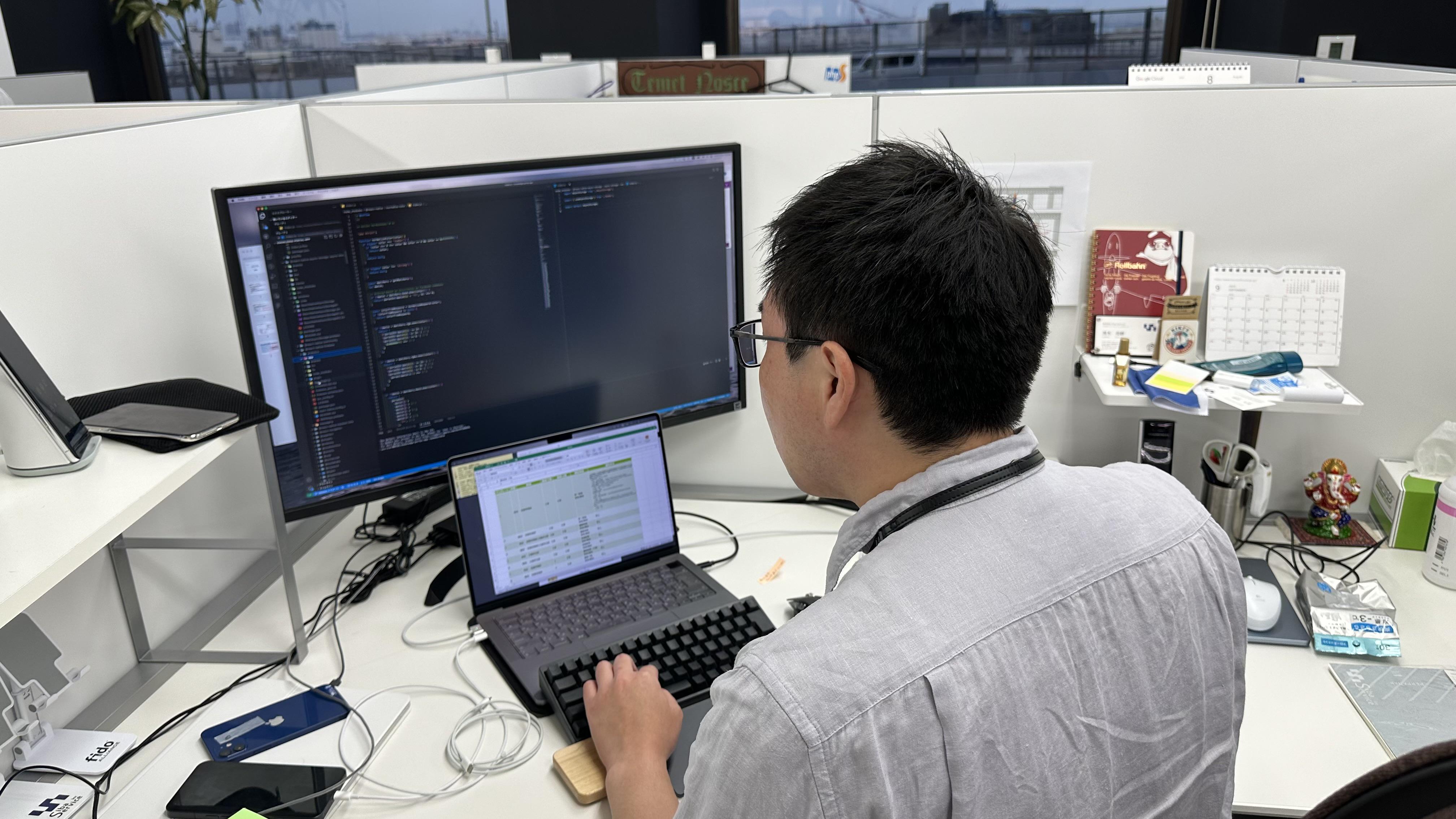 エンジニアブースでは集中できるよう、高めの個別ブースを使用しています