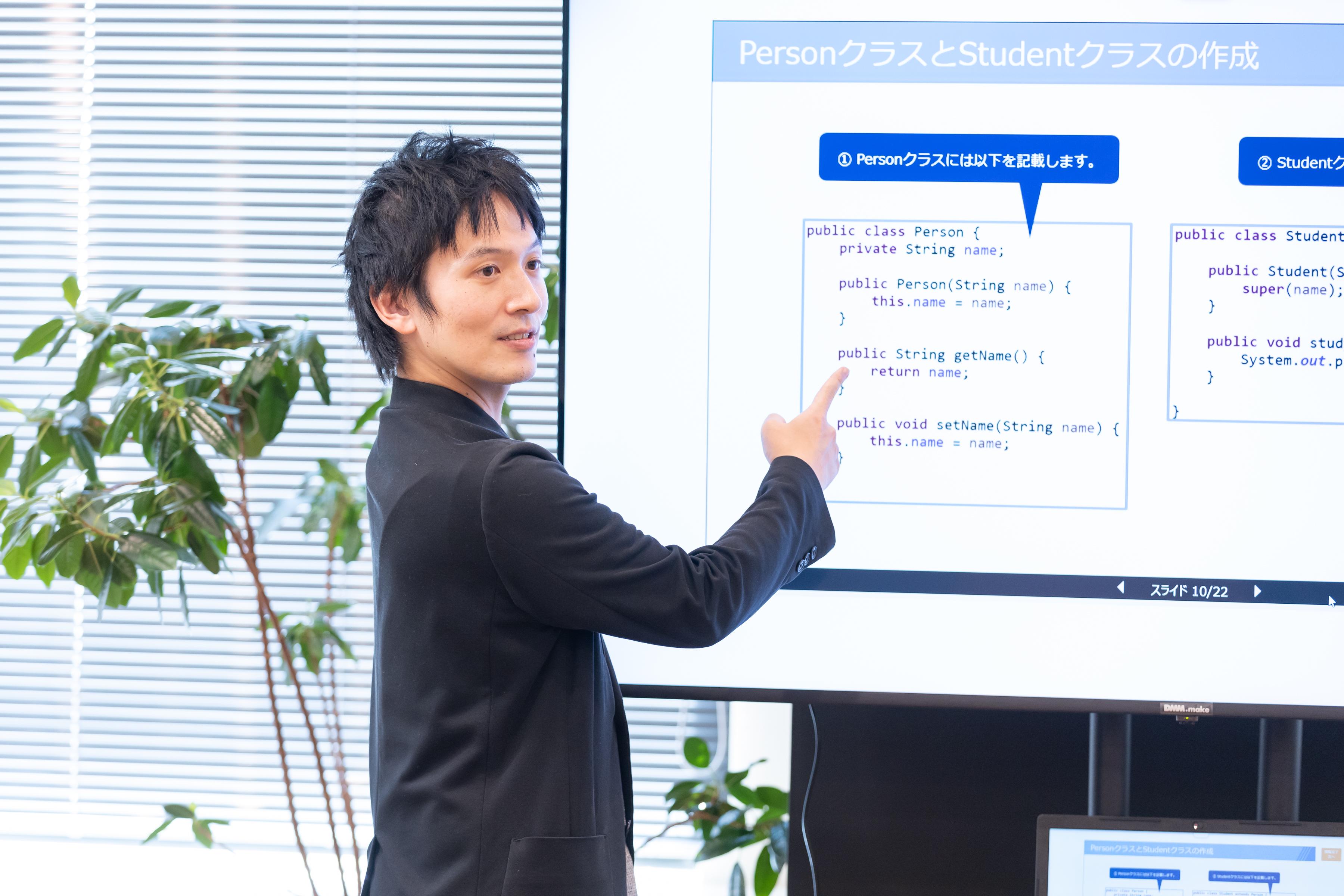 大手IT企業の新人研修も担当するプログラミング講師。様々なITカンファレンスで技術セミナーを担当することもあり。