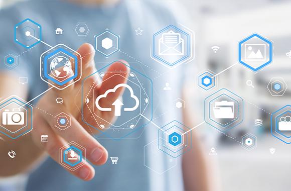 特許を取得（特許第6985706号）した『Remote Communicator』は
多彩なシステム連携をリアルタイムに実現します。
各種システム間を繋ぐ「HUB」のような役割を担い、EAI（Enterprise Application Integration）やETL（Extract、Transform、Load）などにも活用できます。