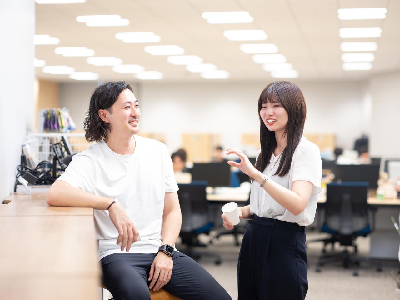 社内も活気で溢れ、至る所で活発なコミュニケーションが生まれている。