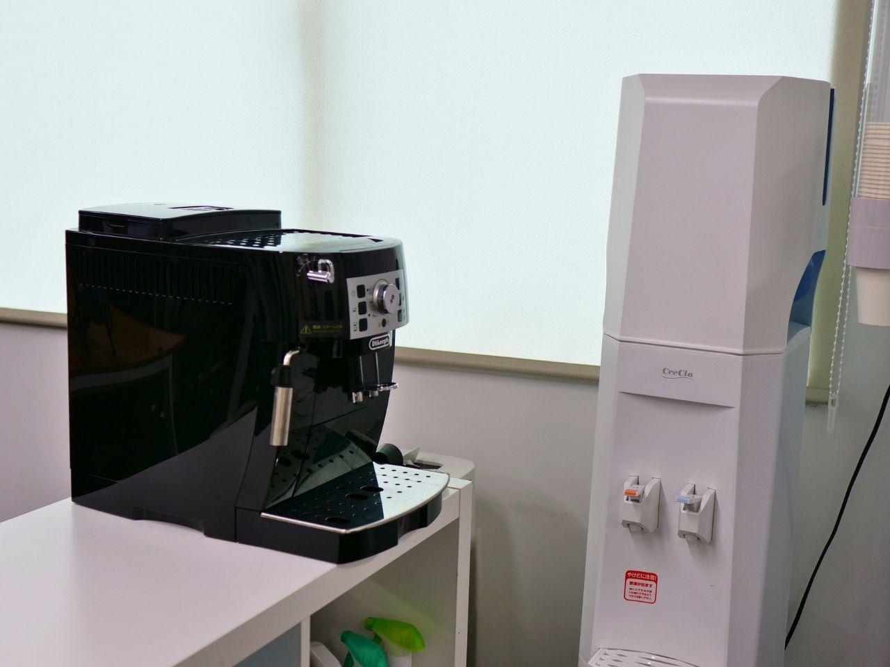 コーヒーサーバーとウォーターサーバーは飲み放題。コーヒーサーバーはかなり人気。