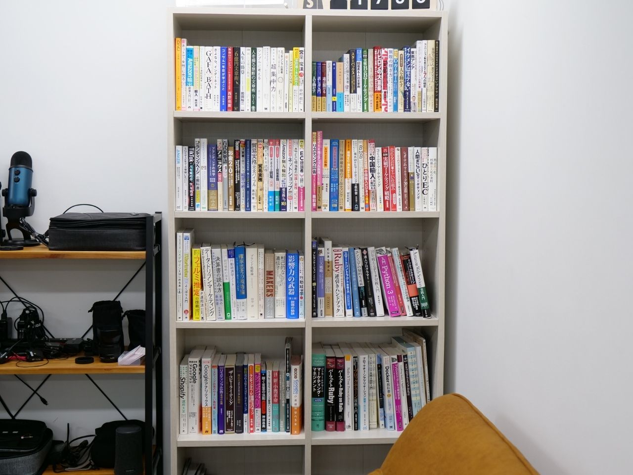 渋谷オフィスの本棚。スキルアップにつながる書籍は買い足してもいいし、持って帰って読んでもよい。
