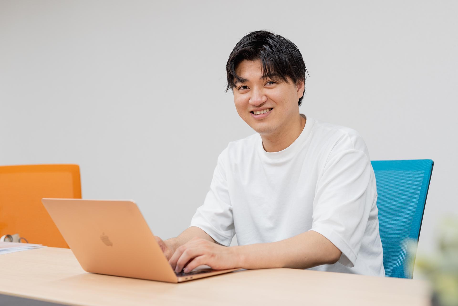 ITエンジニアやクリエイター等を、主に大手企業の開発／制作現場にチャレンジをしています。