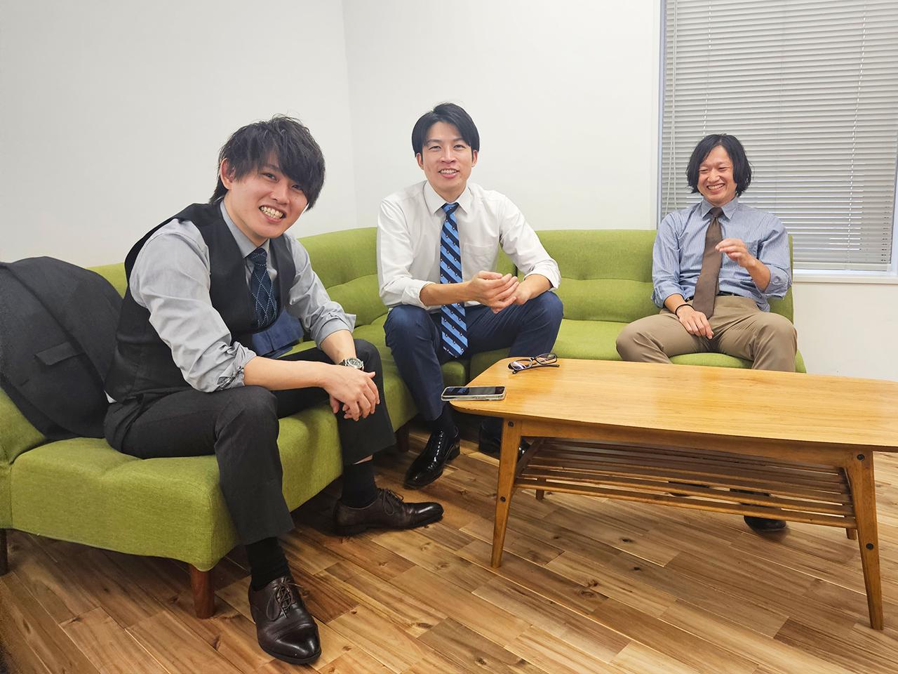 リフレッシュスペースで談笑しながら一休み。