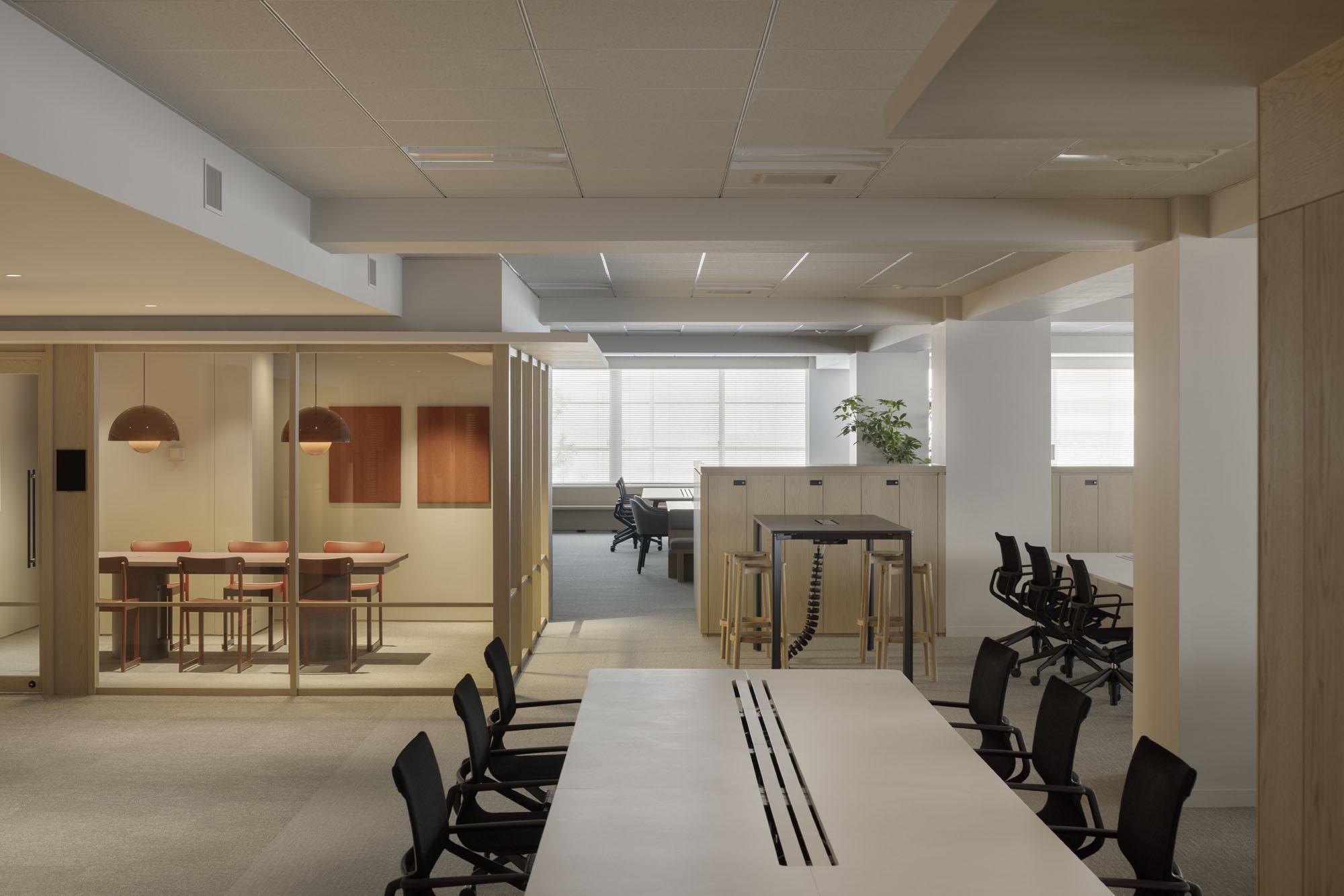 コミュニケーション活性化の為、部署間に間仕切りはありません。また、良いクリエイティブを創出する為にも、ちょっと良い椅子を使っていたりします。