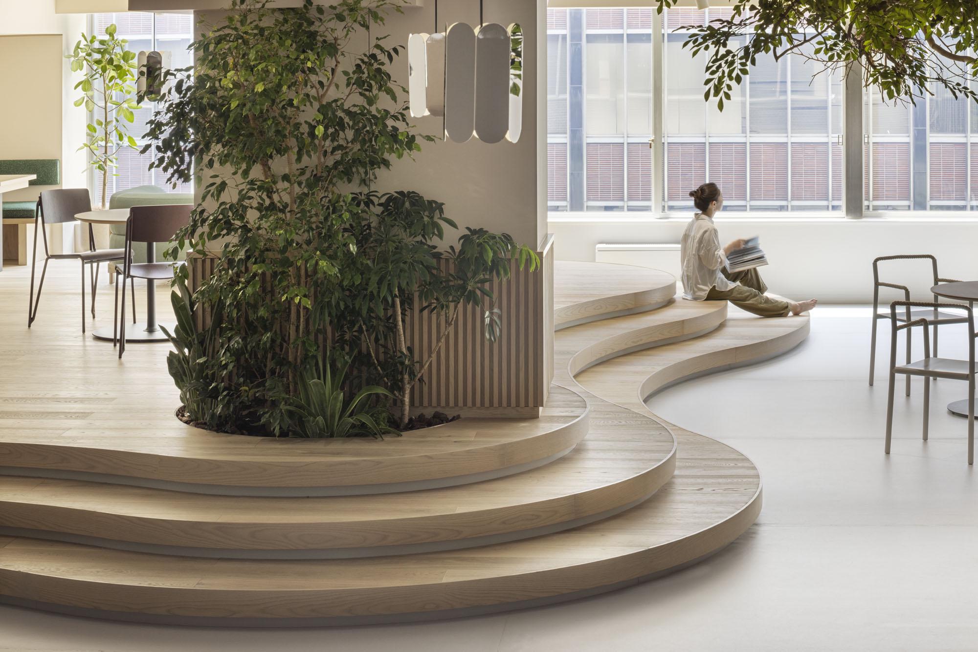 「でかにわ」と呼ばれるリフレッシュラウンジ。社内イベントもこちらで多数開催されています。