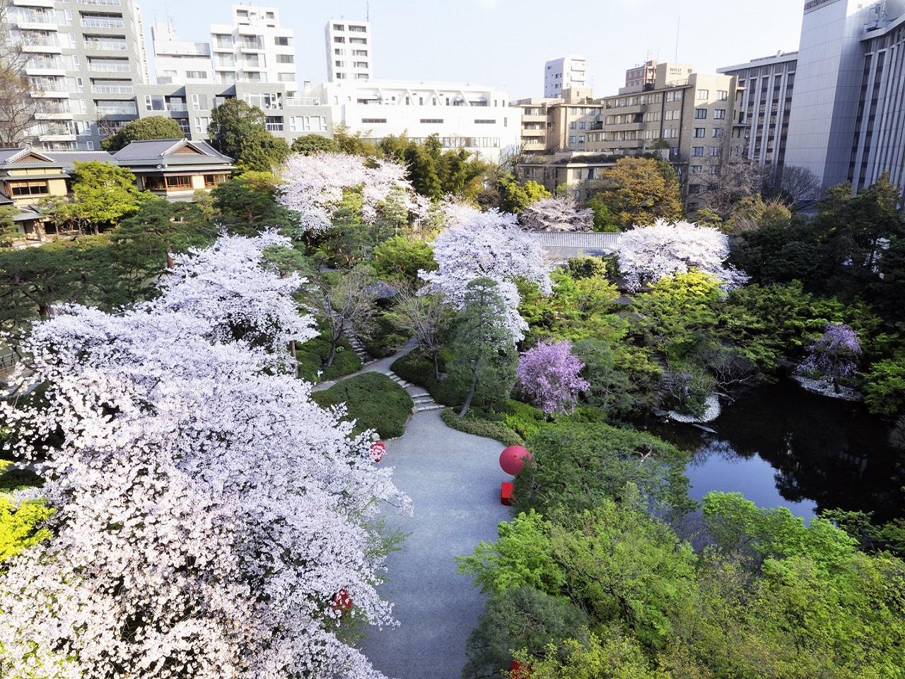 白金台にある1万2000坪の広大な土地に庭園と式場を持ち、年間1800組の挙式が執り行われている。