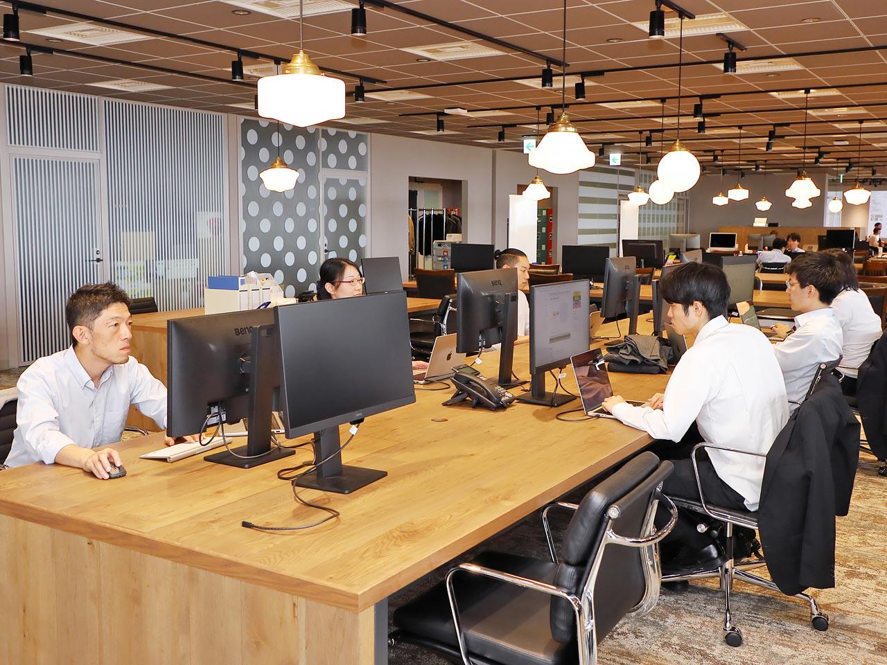 エンジニア部門でのローテーション制度で絶え間なく成長する環境を用意し、充実した研修制度もぬかりない。何より同グループではあらゆる事業が動いているため、飽きることなく技術を向上できるだろう。