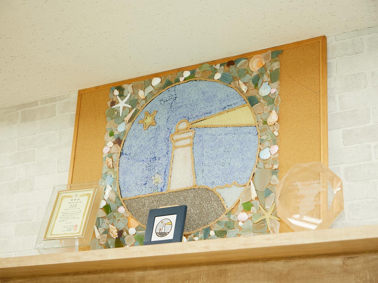 R.projectのシンボルマークは“灯台下暗し”を絵にして、「人と違う視点を持ち、隠れている価値を発見する」というコンセプトを表している。