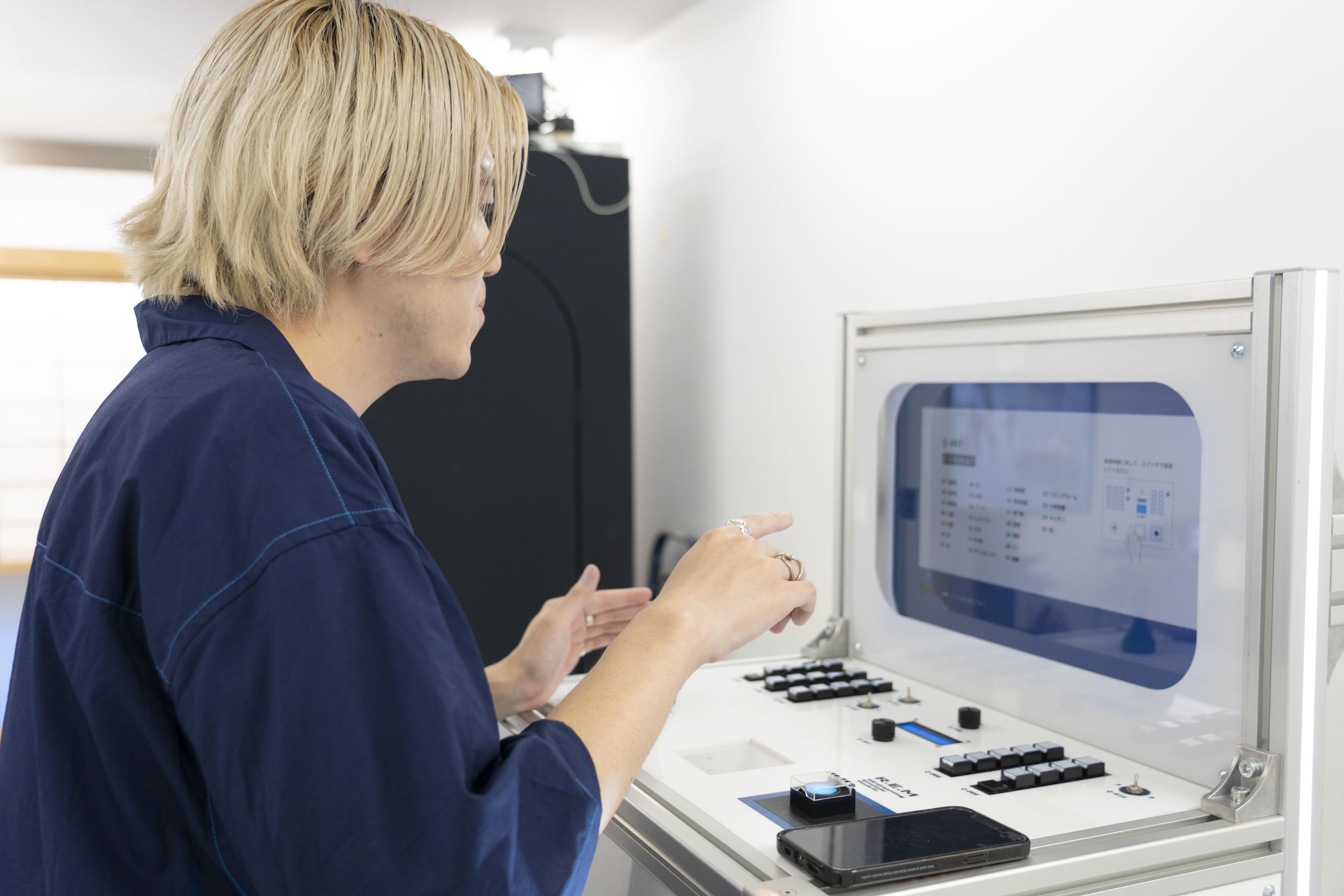 自社プロダクト『きょう、この夢を抱いて眠る』
AI技術により、体験者の思い出の写真といくつかの質問より、夢のイメージを生成するシステムREM（Re-Dreaming Emulating Module）を使用。今日見るであろう夢をビジュアライズする実験的な体験コンテンツ。