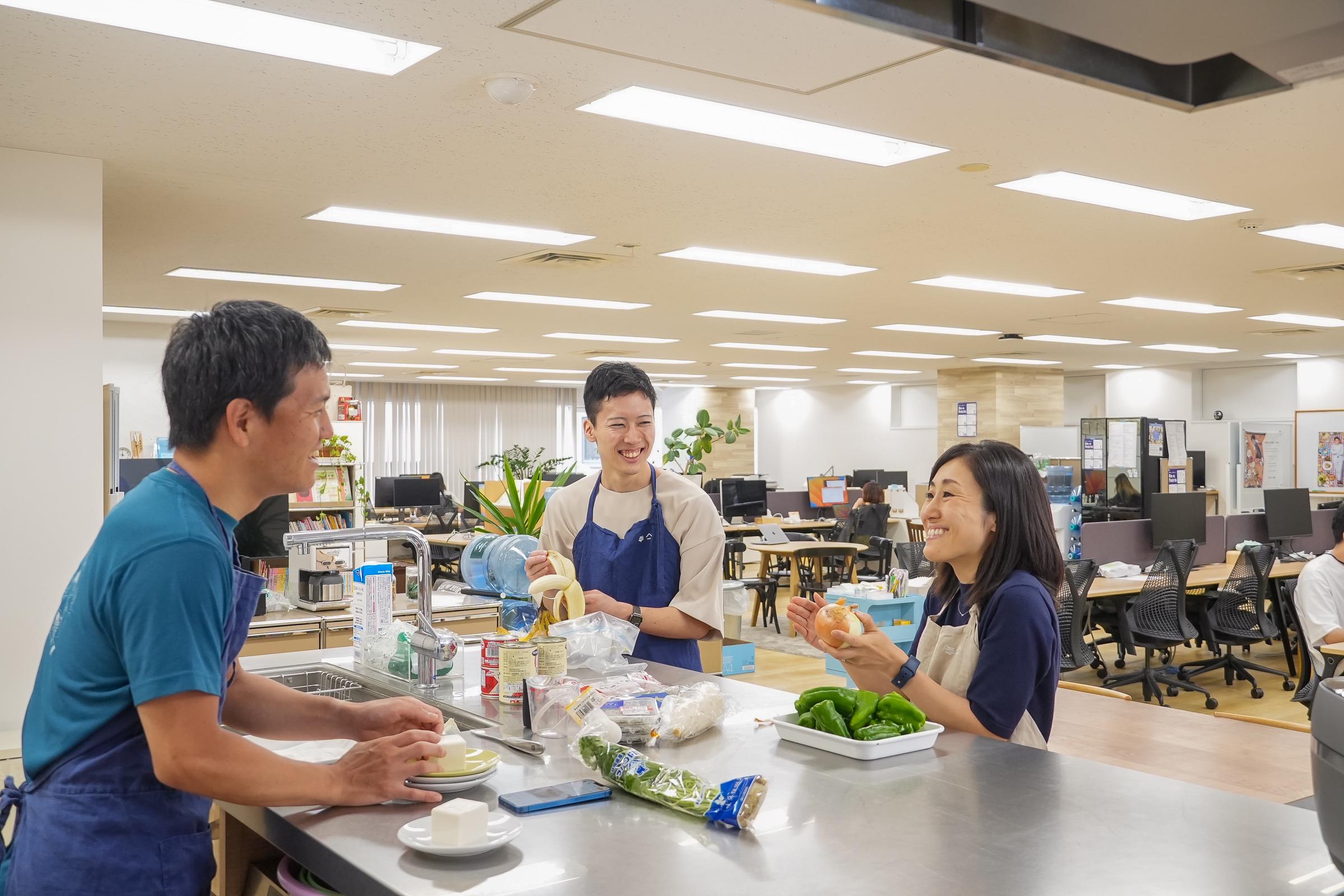 社内のコミュニケーションは活発で、オープンな雰囲気である。