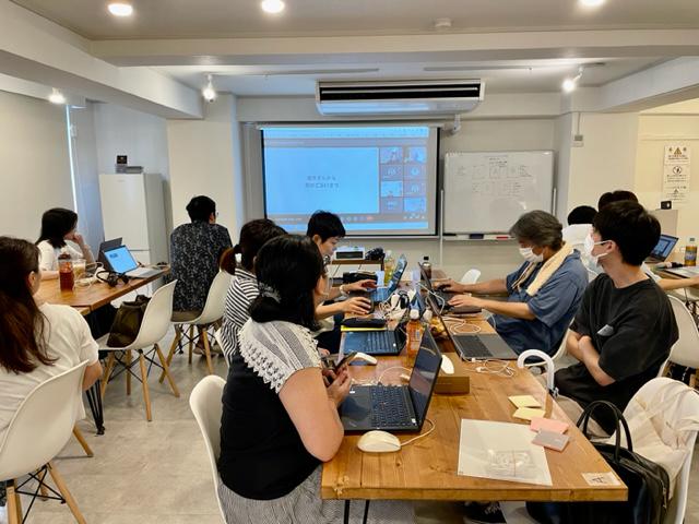 十人十色のさまざまなバックボーンを持った社員がいますが、フラットな組織風土です。