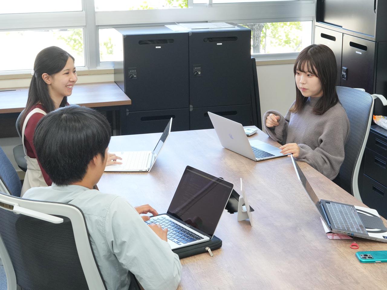 若いうちから裁量を持ち、主体性を持って仕事に取り組めるのがCrystalの魅力の一つだ。