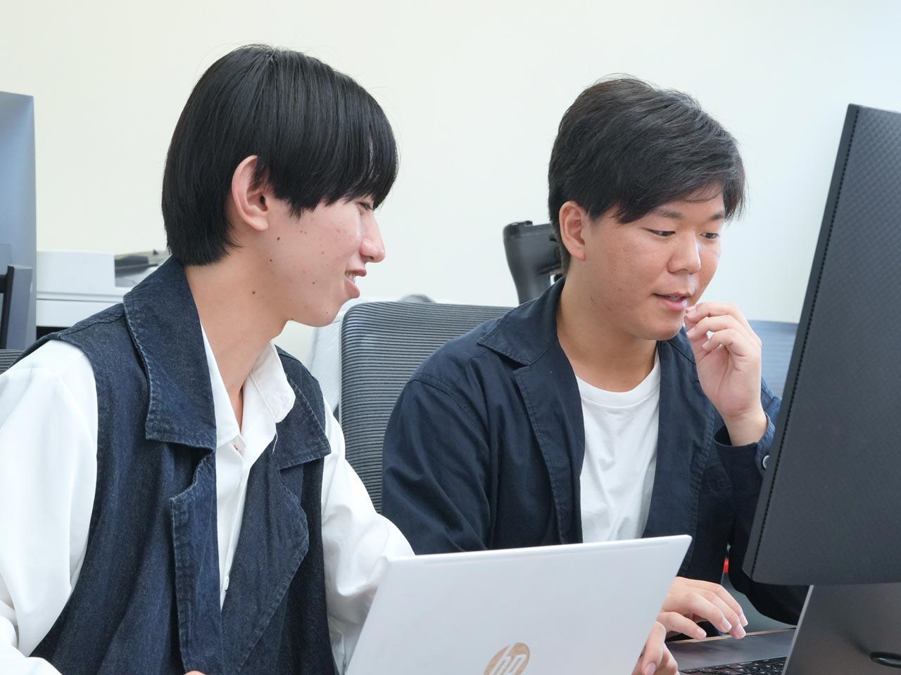 社内には業務委託や学生インターンのメンバーも在籍しており、様々なバックグラウンドを持ったメンバーが集まっている。