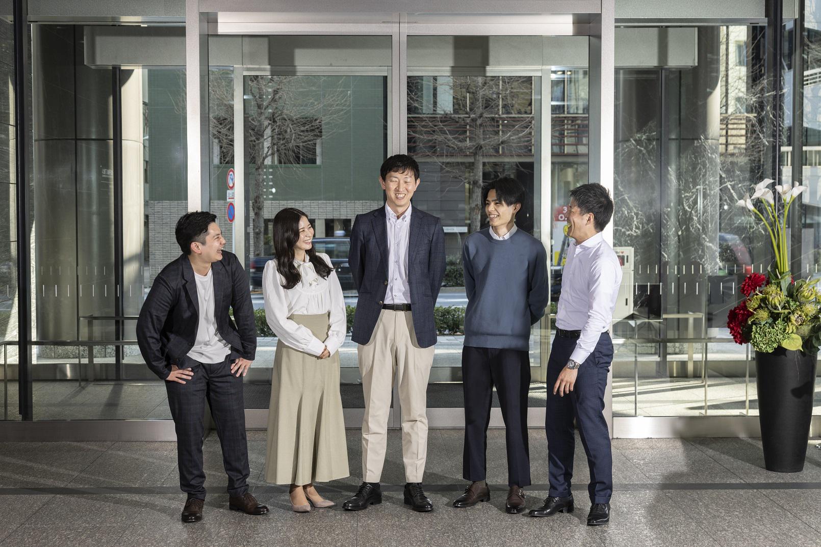 オフィスはオシャレで清潔感がある。ワンフロアで働いているため社長や部長とも距離が近い、風通しのよい環境だ