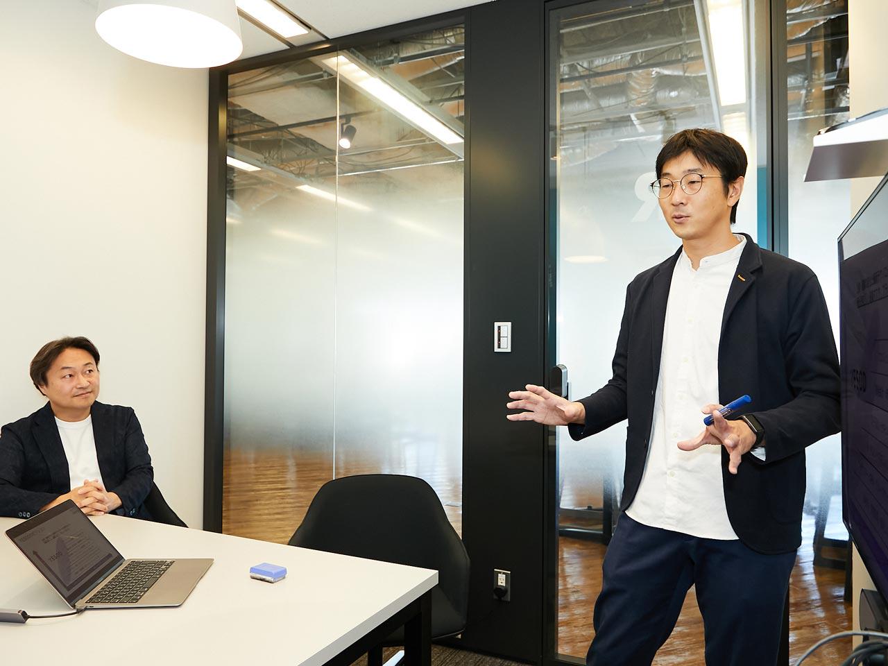 SaaSの利用が加速度的に広がるビジネス環境にある中、組織の従業員や個人に紐付く複数のSaaS・各種システムのIDデータベースを簡単に構築し、部署横断的に一元管理できるクラウドIGAソリューションとして、ユーザーの業務効率化に貢献。