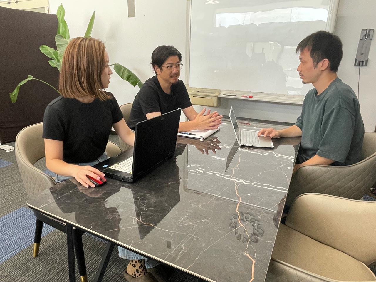 同社ではさらなる事業拡大を目指し、モール型サイトだけでなく自社ECでの販売を強化する目的で、Web系人材の採用に踏み切る。