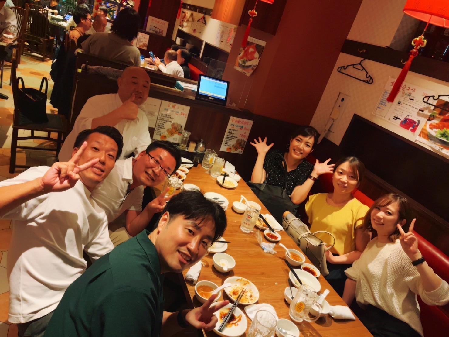 対面することが減った現在も、業務の悩みを話し合うチャットや、雑談専用のチャットを利用しつつコミュニケーションを活性化している。