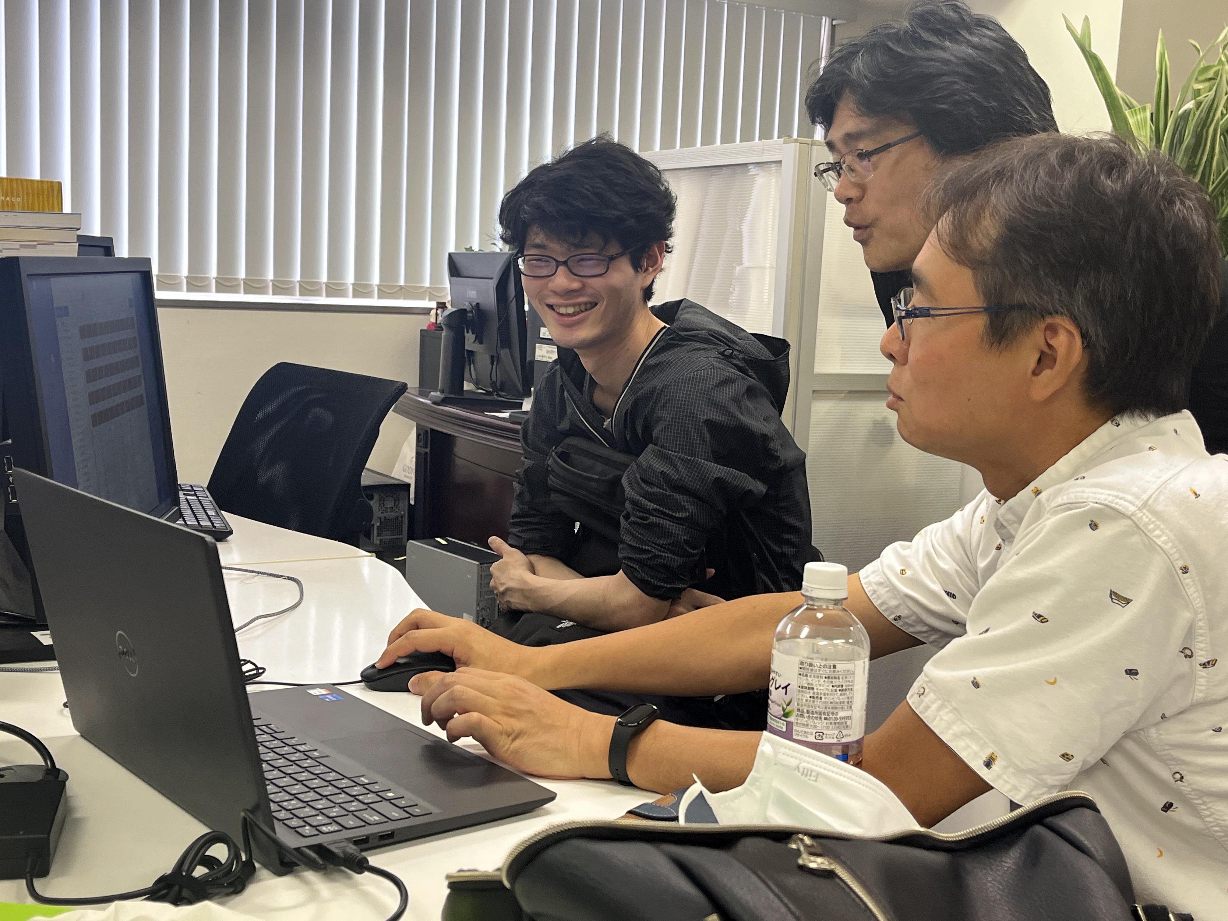 先輩に対しても意見を聞きやすい雰囲気が魅力の同社。月に１回、月例会を開いて、近況を共有することも。