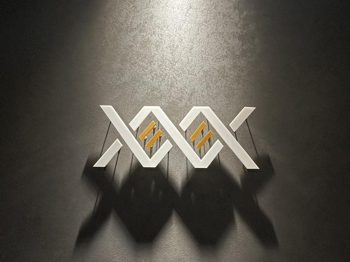 同社はSaaS系無人チェックインや、M&A、不動産、LGBT婚活などのサービスを展開する多事業運営会社です。