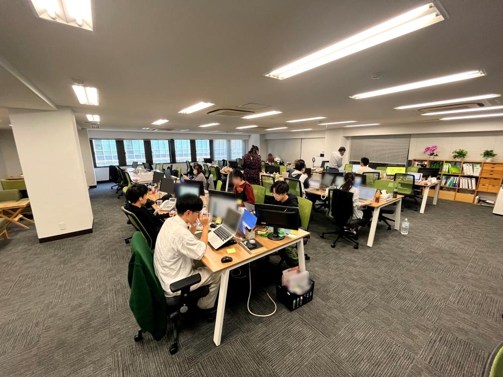 オフィス風景。社員にはMacbookとモニターを支給しています。