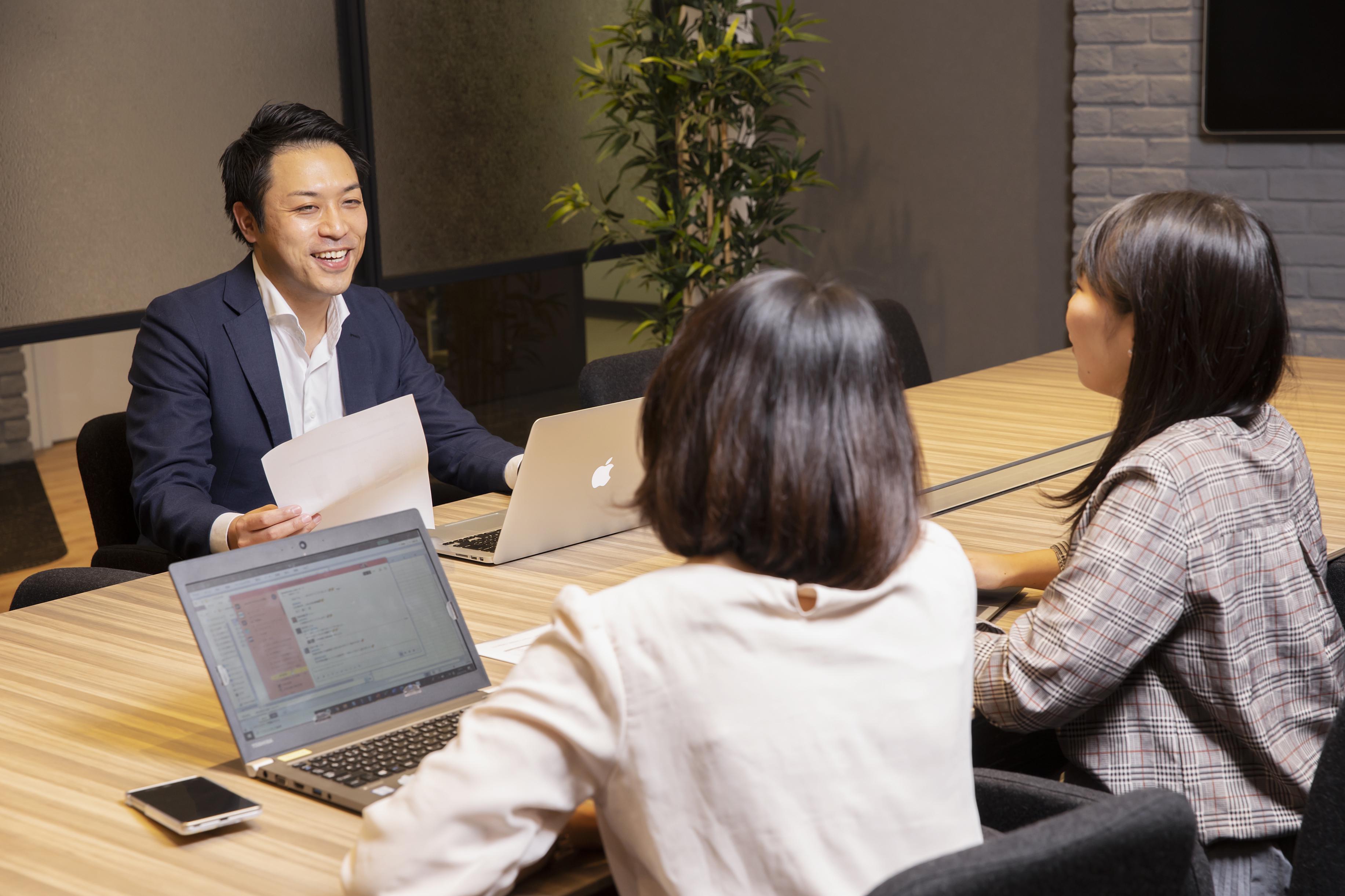 新しいサービスの企画は、部門の垣根を超えて活発に意見交換されている。