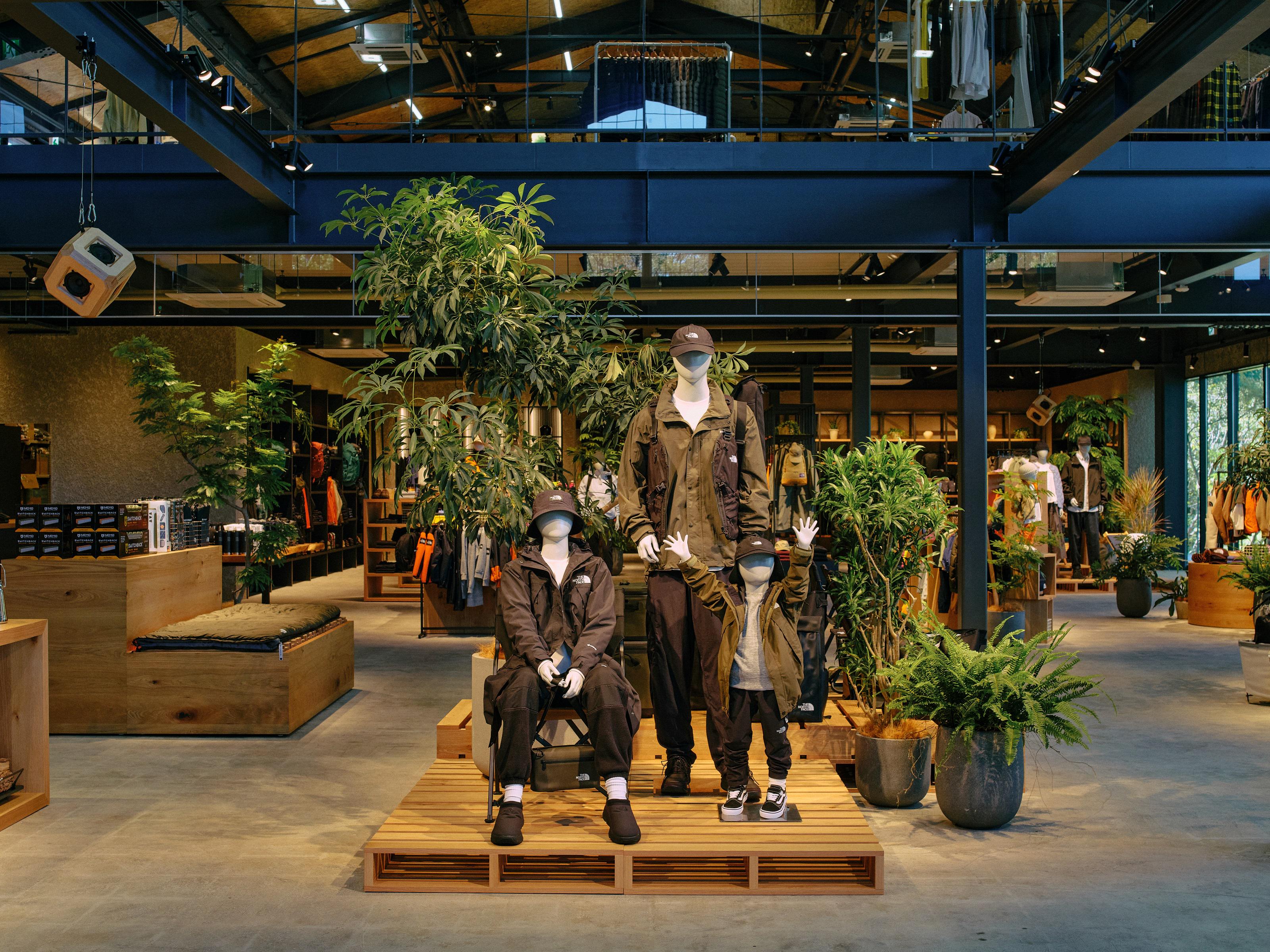 現在は国内主要都市への出店を終え、出西店や久美浜店等、自然豊かな地域への出店や主軸ブランドのオンリーショップの展開、ブランディング強化に取り組む。