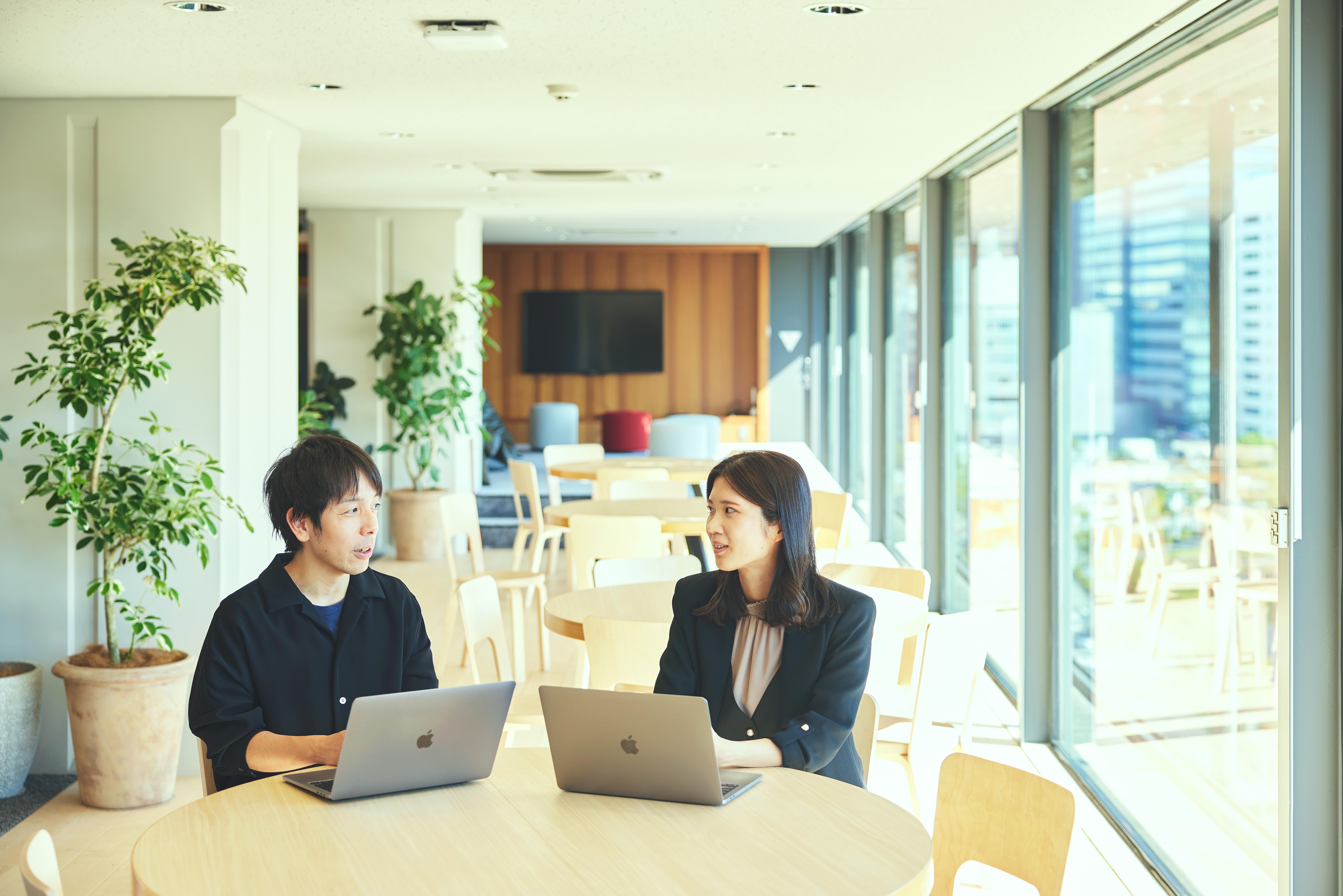 社是は「成⻑と可能性」。共に働く仲間や他者を敬い、成⻑を喜び合う良好な⼈間関係が、会社の持続的な成⻑にもつながると考えています。