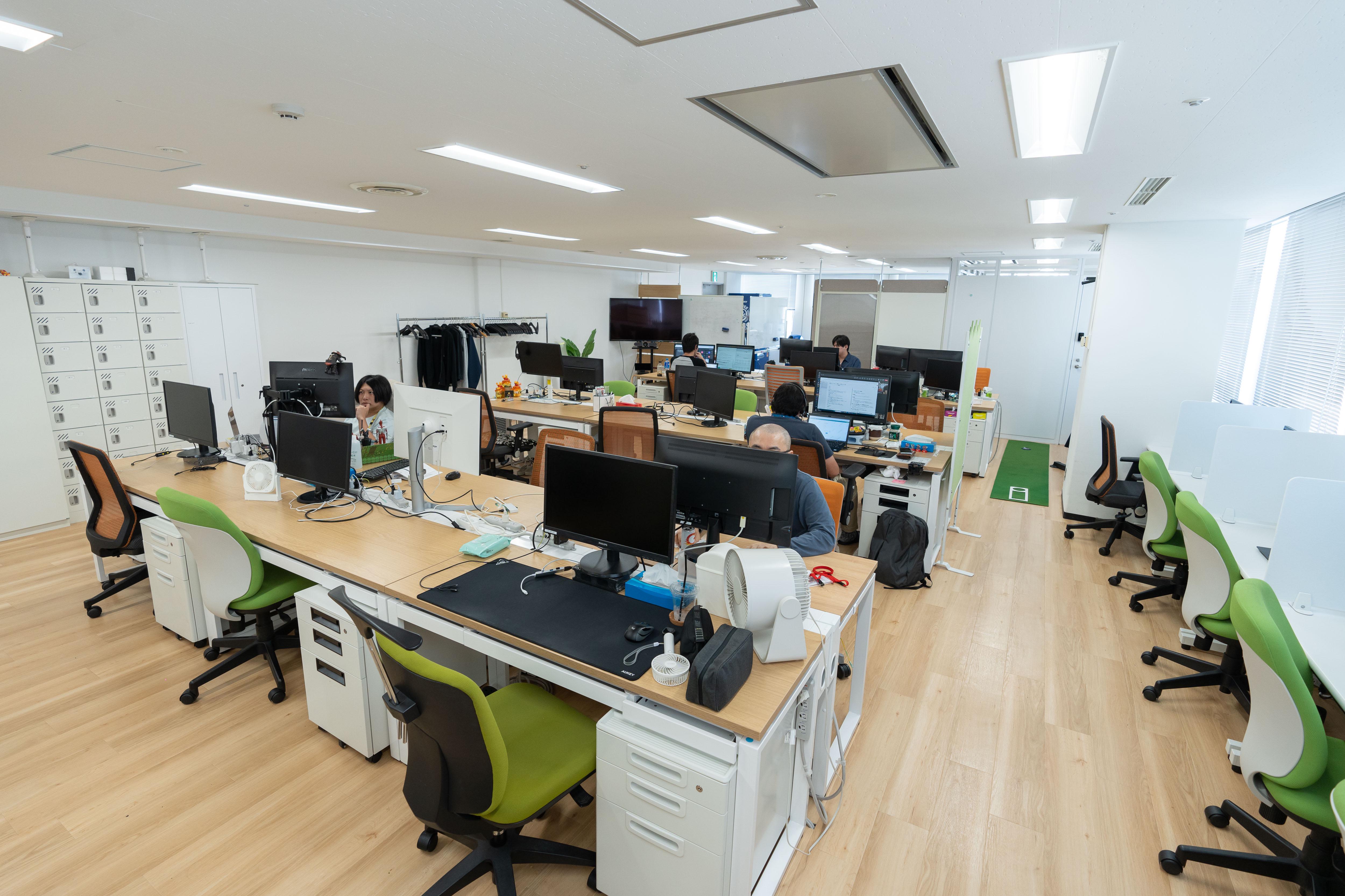 ■固定席＆フリーアドレスのハイブリット型。落ち着いていて働きやすいオフィスです。