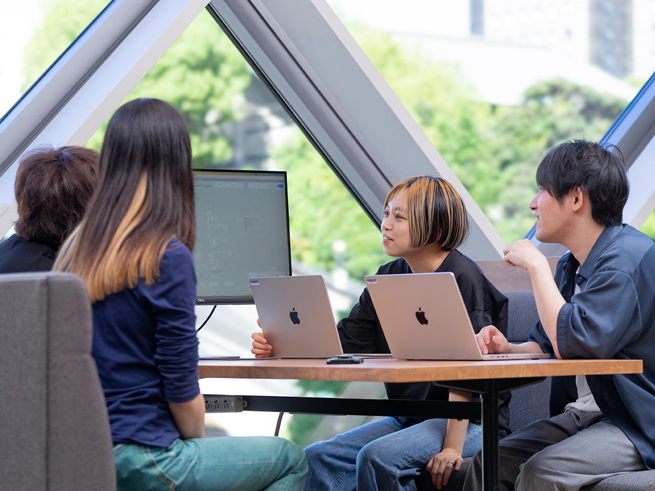 フラットに意見交換できる風通しのよい環境。