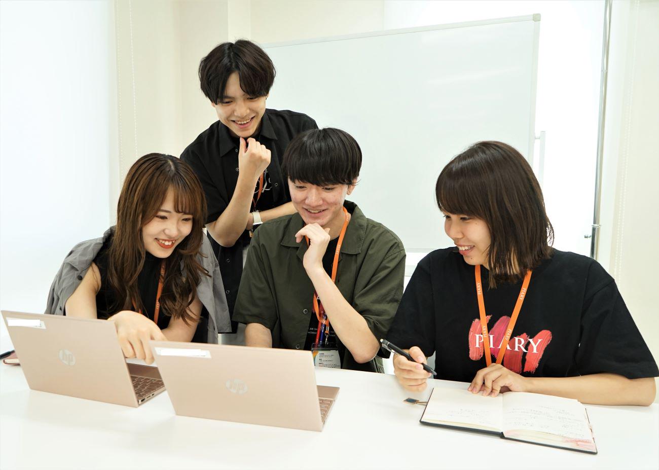 インスタライブのチャットやDM対応など、お客様とリアルタイムでやりとりも。今後も花嫁に寄りそうサービスを展開予定