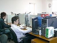 小さなオフィスですが、静かで開発に<br />没頭できる環境です。